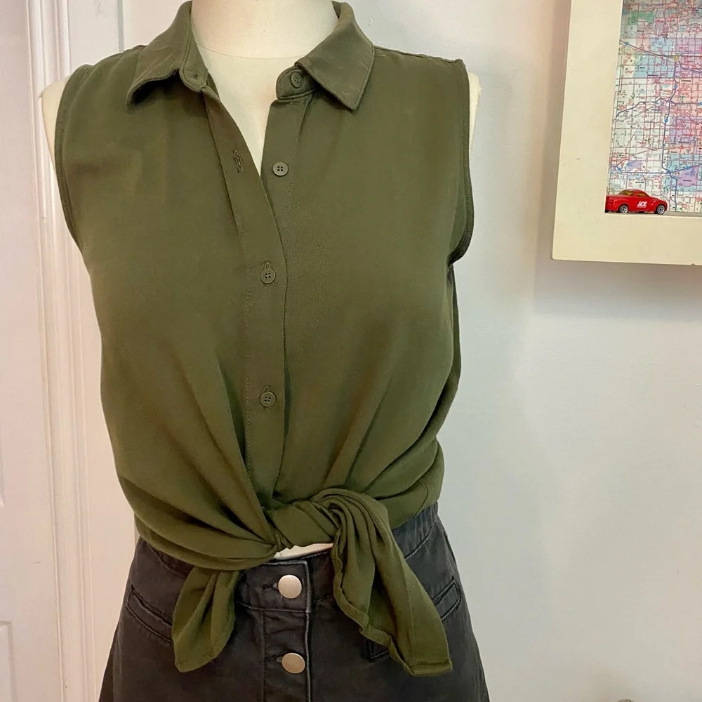 Sleeveless button down - Picture 1 of 2